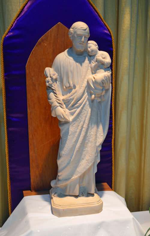 Joseph is portrayed here holding the Infant Jesus.  He is shown holding a lily branch – reference to an old legend proclaiming that he would be the ‘earthly’ father of the Messiah.  This was the gift of the congregation in loving memory of Father Leo Joseph Cronin (1923 – 2003).
