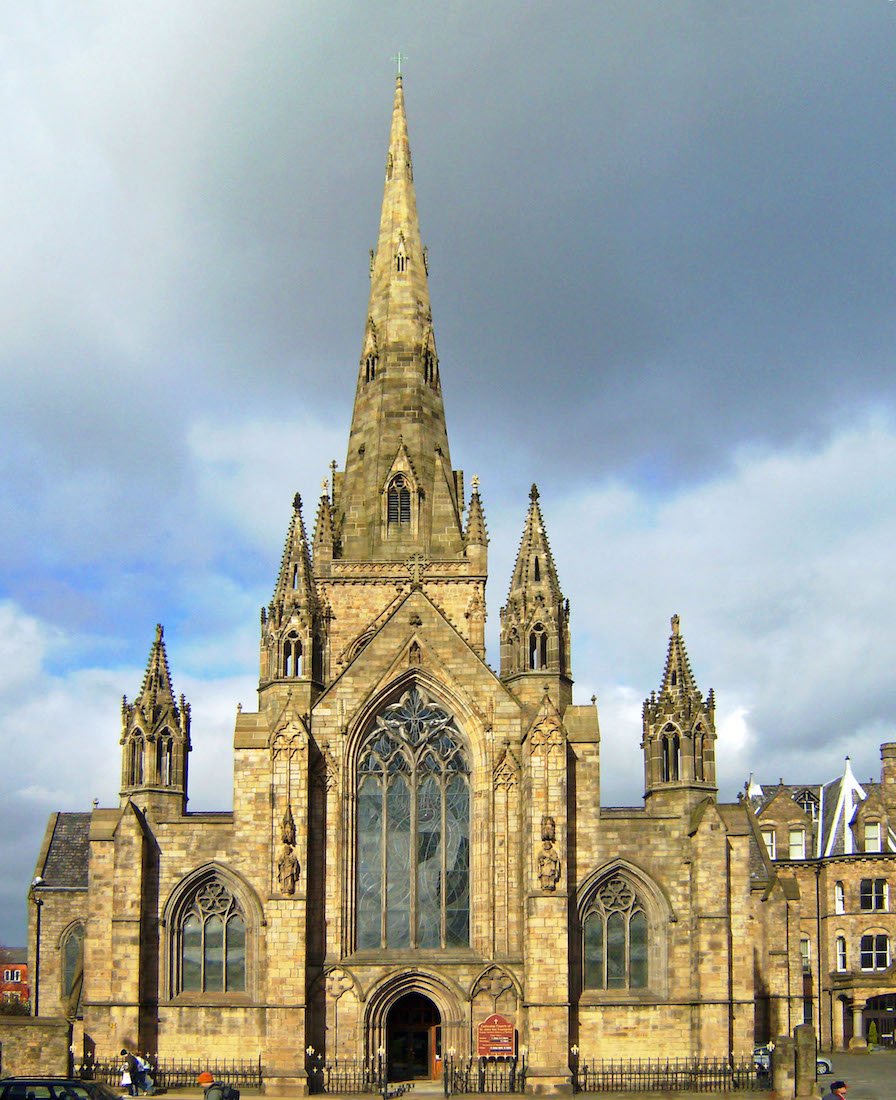 SalfordCathedralWWallDiRichermanWikipedia