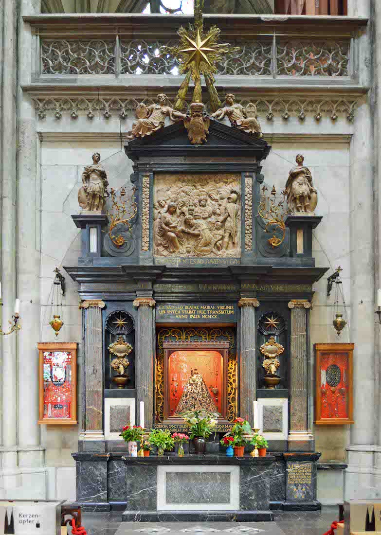 NTranseptEWallAltar