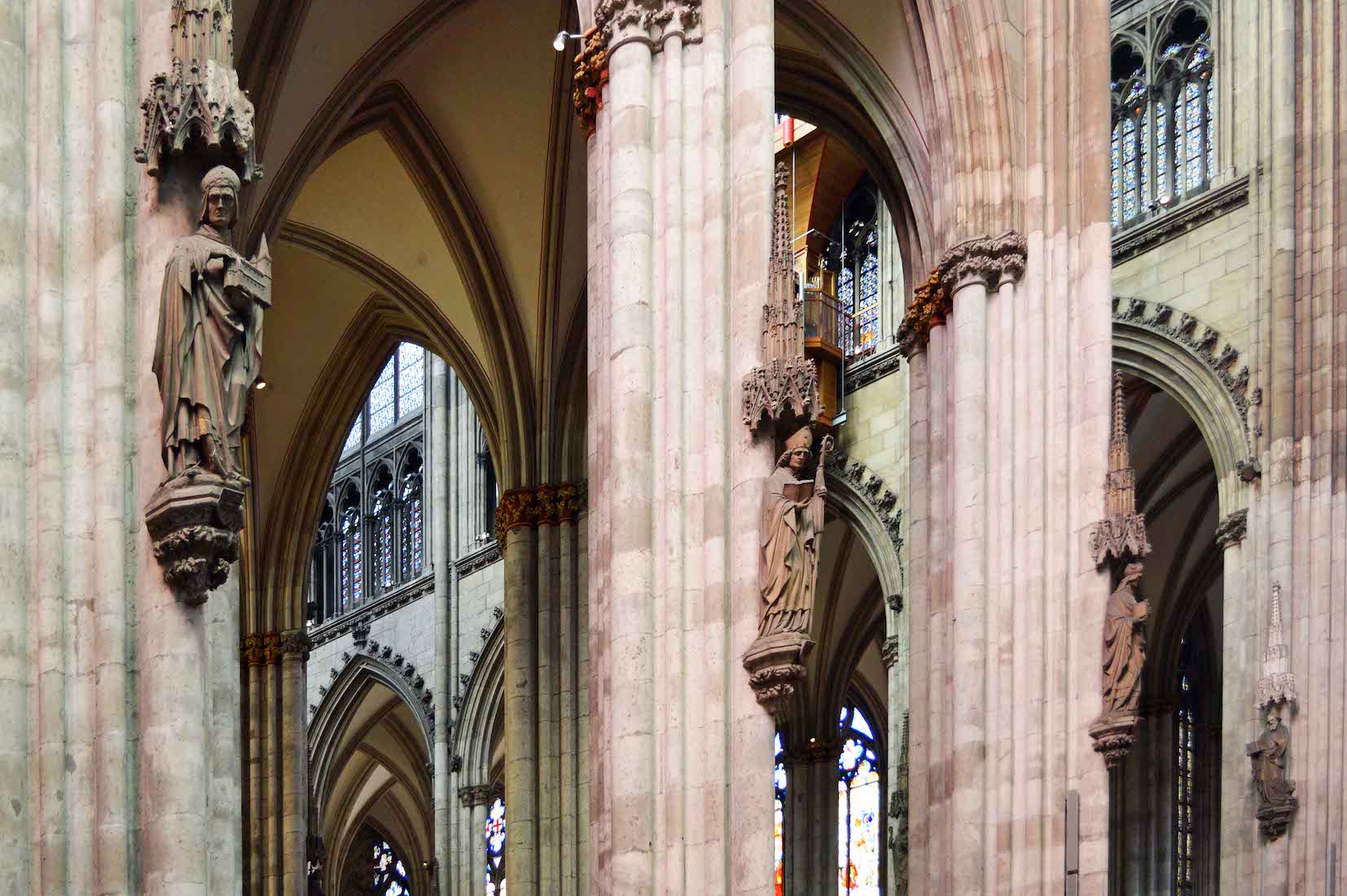 STranseptPillarFigures