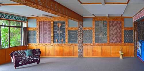 The tukutuku (woven flax) panels on this wall have been carefully assembled by loving hands, and presumably all have special meaning ... .  [Click photo to ZOOM IN]